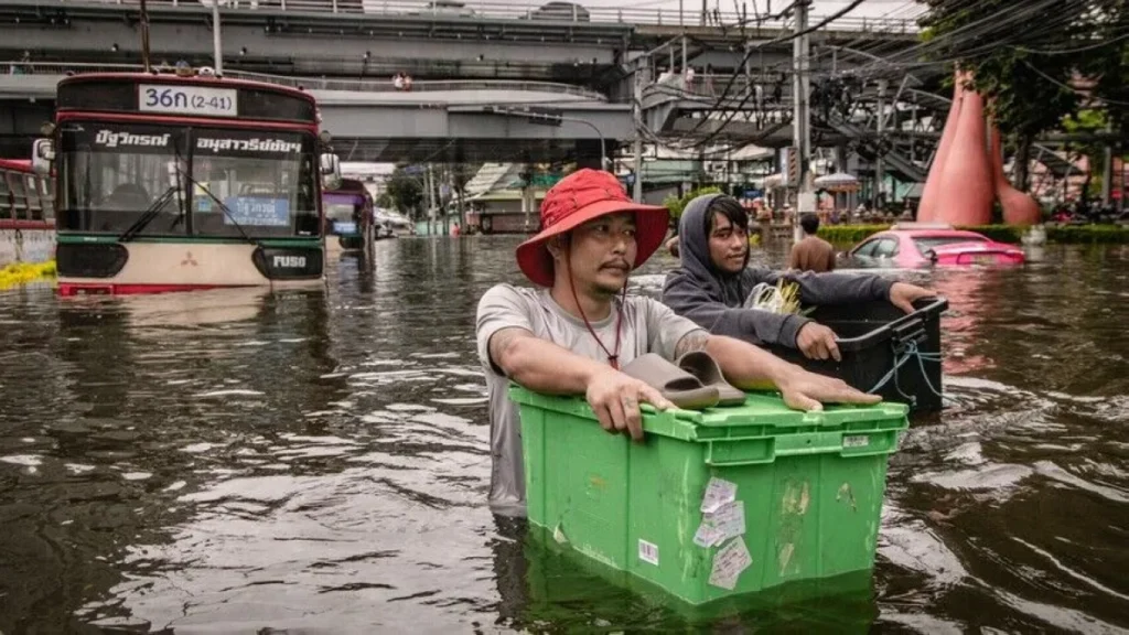 Thailand floods affect more than 3.2 million people as Bangkok battles rising waters